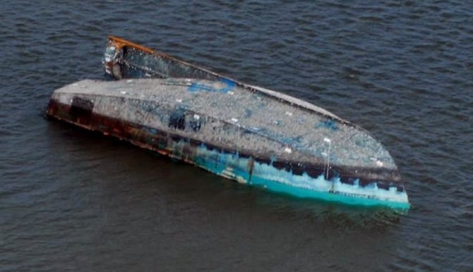 https://commons.wikimedia.org/wiki/File:Turned_turtled_boat.jpg